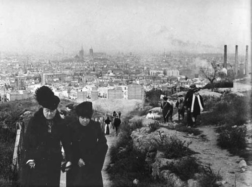 Mujeres subiendo a Montjuïc con vistas de Barcelona al fondo